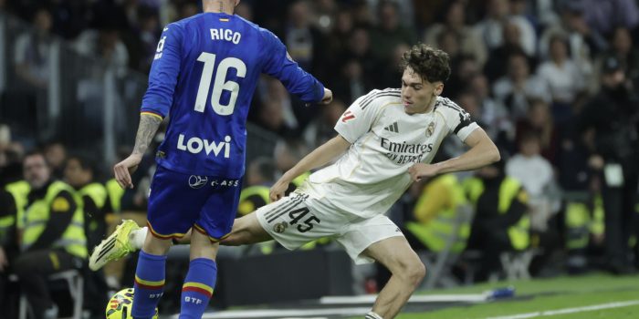 El centrocampista del Real Madrid Thiago Pitarch (d) pelea un balón con el defensa del Getafe Diego Rico durante el partido de LaLiga de fútbol entre el Real Madrid y el Getafe, este lunes en el estadio Santiago Bernabéu. EFE/ Juanjo Martín