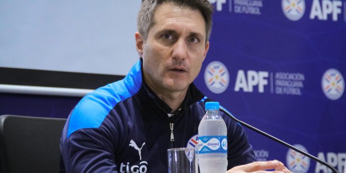 Fotografía de archivo en la que se registró al seleccionador del equipo nacional masculino de fútbol de Paraguay, el argentino Guillermo Barros Schelotto, durante una rueda de prensa, en Asunción (Paraguay). EFE/Rubén Peña