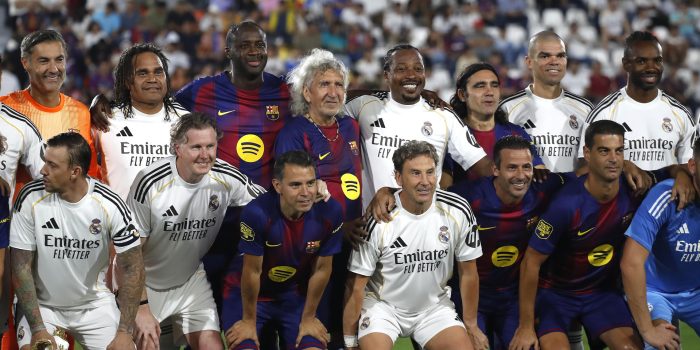 Jugadores del Real Madrid Leyendas y FC Barcelona Leyendas forman previo un partido en el estadio Nacional Jorge "Mágico" González en San Salvador. EFE/Rodrigo Sura