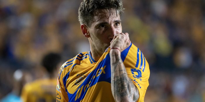 Fotografía de archivo del centrocampista uruguayo de los Tigres UANL, Fernando Gorriarán, celebrando una anotación en el estadio Universitario en Monterrey (México). EFE/ Miguel Sierra