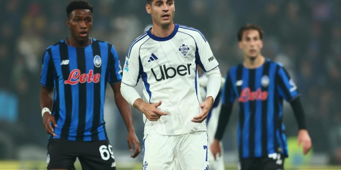 El jugador del Como Alvaro Morata (c) en acción durante el partido de la Serie A que han jugado Atalanta BC y Como 1907 en el New Balance Arena ie Bérgamo, Italia. EFE/EPA/MICHELE MARAVIGLIA