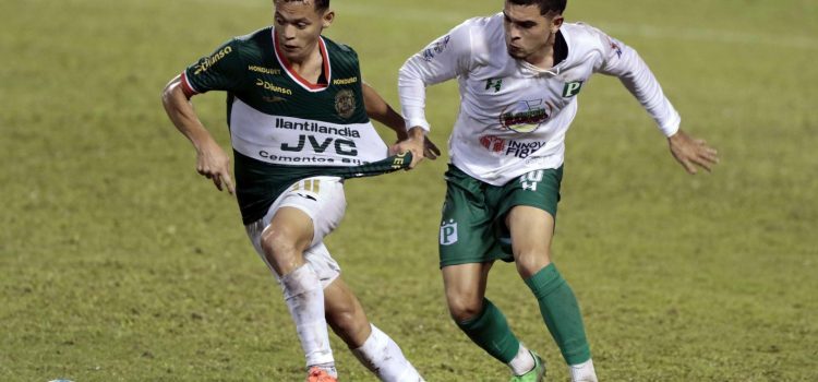 Damin Ramírez (i), de Marathón, disputa el balón con Erick Puerto, de Platense este jueves, en un partido de la Liga de Honduras entre Marathón y Platense, en el estadio Olímpico en San Pedro Sula (Honduras). EFE/ José Valle