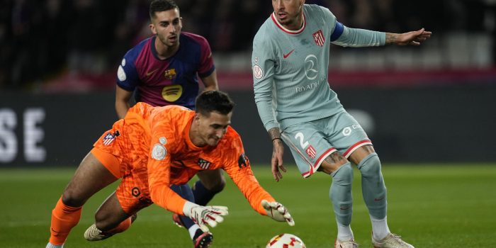 El portero argentino del Atlético de Madrid Juan Musso se lanza a por el balón durante el partido de ida de las semifinales de la Copa del Rey ante el Barcelona. EFE/Enric Fontcuberta