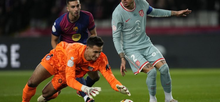 El portero argentino del Atlético de Madrid Juan Musso se lanza a por el balón durante el partido de ida de las semifinales de la Copa del Rey ante el Barcelona. EFE/Enric Fontcuberta