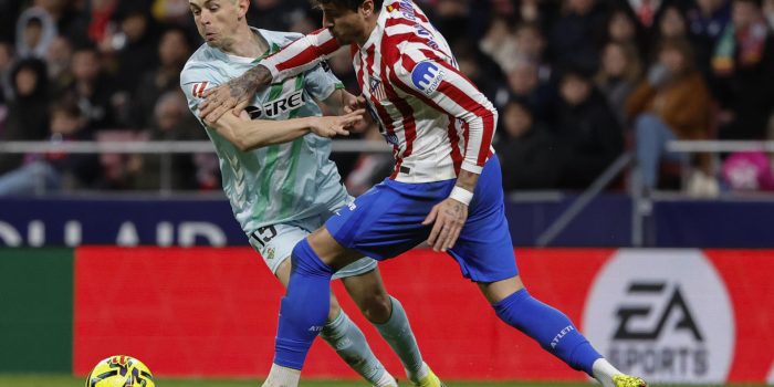 El defensa del Atlético José María Giménez (d) pelea un balón con Álvaro Fidalgo , del Betis, durante el partido de LaLiga de fútbol que Atlético de Madrid y Real Betis disputaron en el Metropolitano. EFE/Sergio Pérez