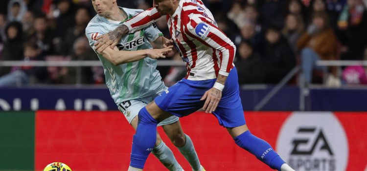 El defensa del Atlético José María Giménez (d) pelea un balón con Álvaro Fidalgo , del Betis, durante el partido de LaLiga de fútbol que Atlético de Madrid y Real Betis disputaron en el Metropolitano. EFE/Sergio Pérez