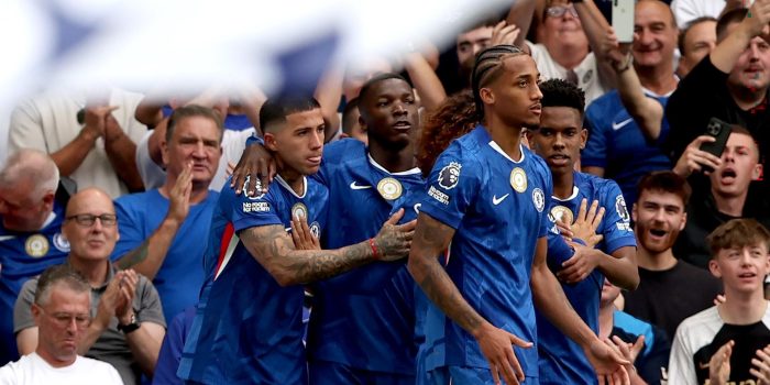 alt Con doblete brasileño Chelsea sigue firme en la copa