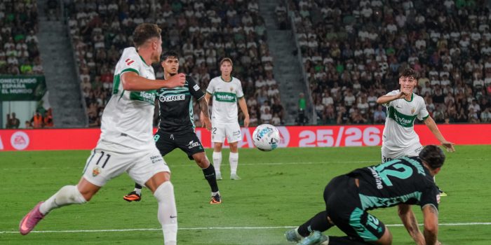 El extremo del Elche Germán Valera (i) lucha con Ricardo Rodríguez (d), del Betis, durante un encuentro correspondiente a la primera jornada de LaLiga EA Sports disputado entre el Elche y el Real Betis en el estadio Martínez Valero de Elche (Alicante). EFE/ Pablo Miranzo