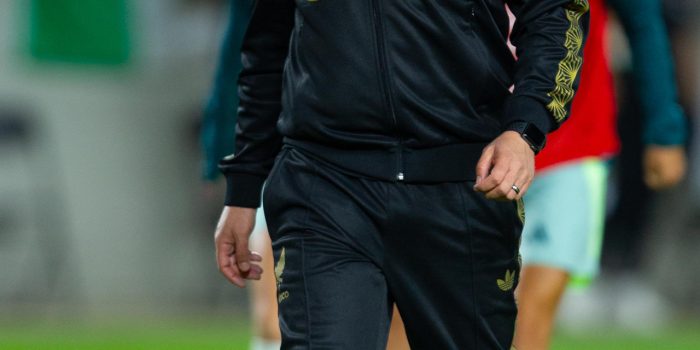 El seleccionador de México Pedro López Ramos camina por el campo en un partido amistoso entre las selecciones femeninas de México y Jamaica en el estadio Shell Energy en Houston (EE.UU.). Imagen de archivo. EFE/ Carlos Ramírez