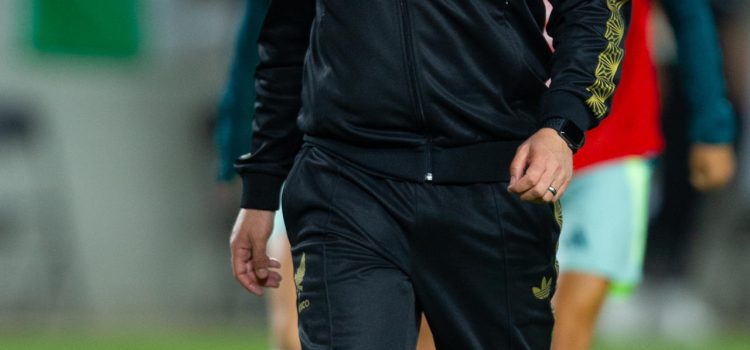 El seleccionador de México Pedro López Ramos camina por el campo en un partido amistoso entre las selecciones femeninas de México y Jamaica en el estadio Shell Energy en Houston (EE.UU.). Imagen de archivo. EFE/ Carlos Ramírez