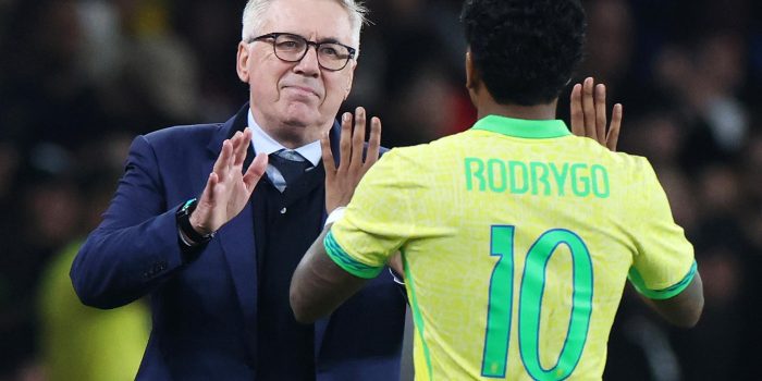 El seleccionador de Brasil, Carlo Ancelotti, saluda al jugador Rodrygo, durante un amistoso en Londres. EFE/EPA/ANDY RAIN