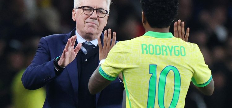 El seleccionador de Brasil, Carlo Ancelotti, saluda al jugador Rodrygo, durante un amistoso en Londres. EFE/EPA/ANDY RAIN