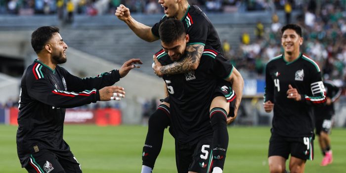 Jugadores de la selección de México celebran la victoria por 1-0 sobre la de Australia en un partido amistoso jugado este sábado en el Rose Bowl Stadium de Los Angeles (California). EFE/EPA/CHRIS TORRES