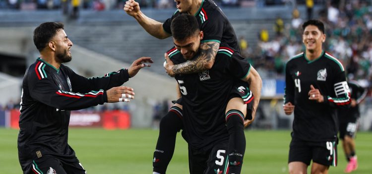Jugadores de la selección de México celebran la victoria por 1-0 sobre la de Australia en un partido amistoso jugado este sábado en el Rose Bowl Stadium de Los Angeles (California). EFE/EPA/CHRIS TORRES