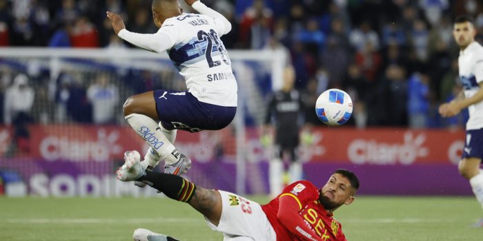 Jhojan Valencia (i) de Universidad Católica disputa el balón con Ignacio Jeraldino de Unión Española durante el partido de la Liga chilena jugado este sábado en Santiago. EFE/ Elvis González