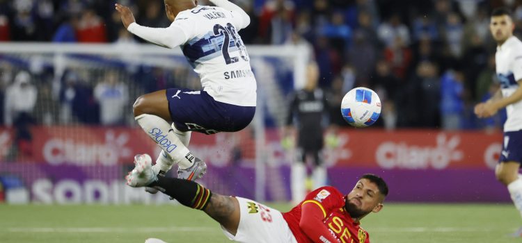 Jhojan Valencia (i) de Universidad Católica disputa el balón con Ignacio Jeraldino de Unión Española durante el partido de la Liga chilena jugado este sábado en Santiago. EFE/ Elvis González