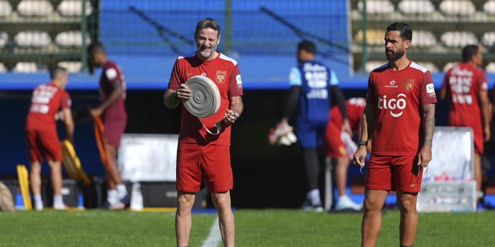 Fotografía cedida por Federación Panameña de Fútbol en la que se observa al entrenador de la selección de Panamá, Thomas Christiansen (i), participando en un entrenamiento este lunes en Ciudad del Cabo (Sudáfrica). EFE/Federación Panameña De Fútbol /SOLO USO EDITORIAL/NO VENTAS/ SOLO DISPONIBLE PARA ILUSTRAR LA NOTICIA QUE ACOMPAÑA (CRÉDITO OBLIGATORIO)