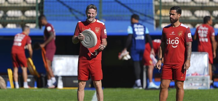 Fotografía cedida por Federación Panameña de Fútbol en la que se observa al entrenador de la selección de Panamá, Thomas Christiansen (i), participando en un entrenamiento este lunes en Ciudad del Cabo (Sudáfrica). EFE/Federación Panameña De Fútbol /SOLO USO EDITORIAL/NO VENTAS/ SOLO DISPONIBLE PARA ILUSTRAR LA NOTICIA QUE ACOMPAÑA (CRÉDITO OBLIGATORIO)