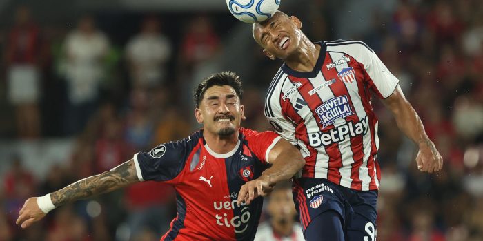 Jonathan Torres (i), de Cerro Porteño, disputa el balón con Jermein Peña, de Junior de Barranquilla, en un partido de la fase de grupos de la Copa Libertadores entre Cerro Porteño y Junior de Barranquilla en el estadio La Nueva Olla en Asunción (Paraguay). EFE/Juan Pablo Pino