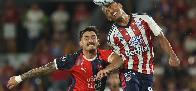 Jonathan Torres (i), de Cerro Porteño, disputa el balón con Jermein Peña, de Junior de Barranquilla, en un partido de la fase de grupos de la Copa Libertadores entre Cerro Porteño y Junior de Barranquilla en el estadio La Nueva Olla en Asunción (Paraguay). EFE/Juan Pablo Pino