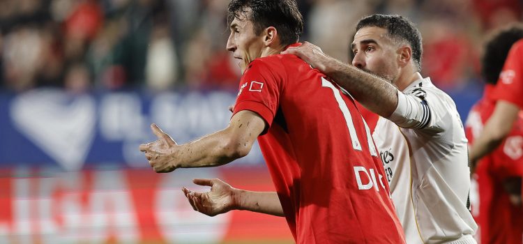 El delantero croata de Osasuna Ante Budimir y Dani Carvajal, del Real Madrid, durante el partido de la jornada 25 de LaLiga que disputaron CA Osasuna y Real Madrid, este sábado en el estadio de El Sadar de Pamplona. EFE/Villar López