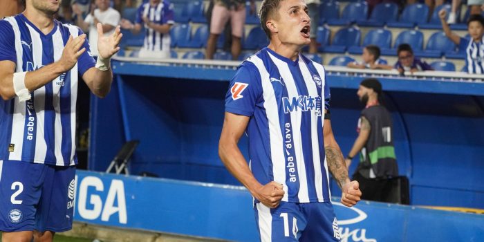El defensa argentino Nahuel Tenaglia (d) celebra un gol con el Alavés. EFE/ L. Rico