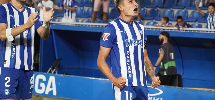 El defensa argentino Nahuel Tenaglia (d) celebra un gol con el Alavés. EFE/ L. Rico