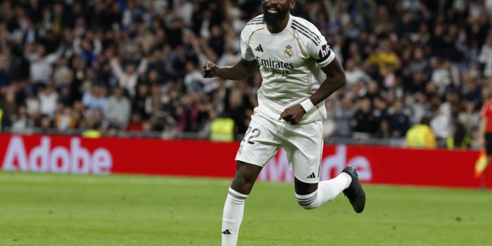 El defensa alemán del Real Madrid, Antonio Rudiger, tras conseguir el primer gol de su equipo durante el encuentro correspondiente a la jornada 28 de Laliga EA Sports que disputaron el pasado 14 de marzo Real Madrid y Elche en el estadio Santiago Bernabéu, en Madrid. EFE / Chema Moya.