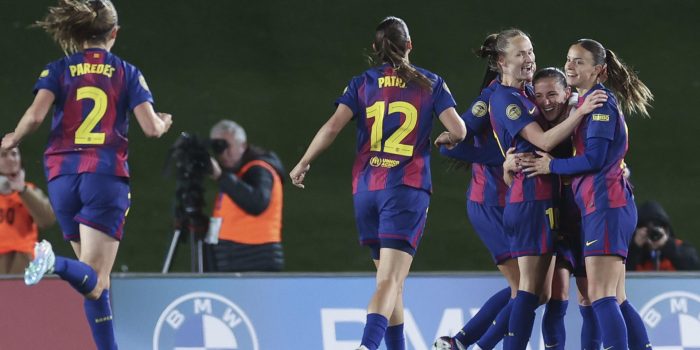 Las jugadoras del Barcelona celebran el 0-1 de Ona Batlle. EFE/Víctor Lerena