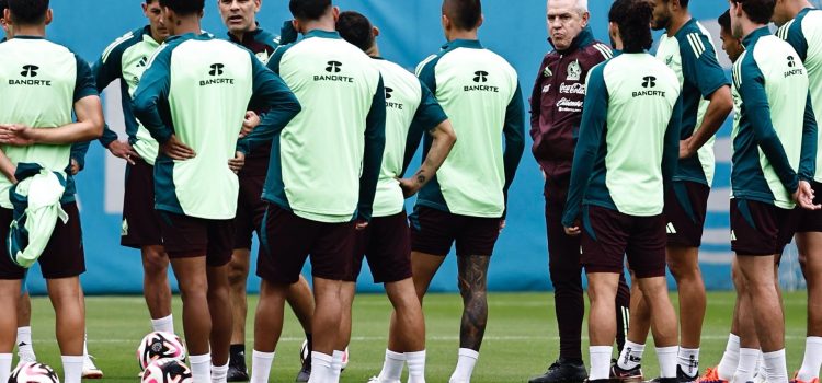 El entrenador de la selección mexicana de fútbol Javier Aguirre (4d), participa en un entrenamiento en el Centro de Alto Rendimiento en Ciudad de México (México). Imagen de archivo. EFE/Sáshenka Gutiérrez
