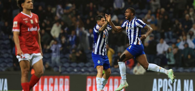 El jugador del FC Oporto Otavio Ataide (d) celebra con Diogo Costa durante el partido de laLiga Portuguesa que han jugado FC Porto y Santa Clara en Dragao Stadium en Oporto, Portugal. EFE/EPA/ESTELA SILVA