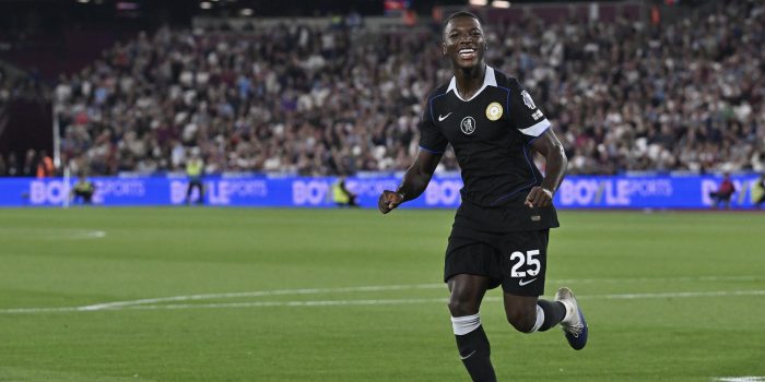 Londres (Reino Unido, 22/08/2025.- Moises Caicedo, del Chelsea, celebra tras marcar en partido de la Premier League inglesa que enfrentó a su equipo con el West Ham United en el campo de éste. EFE/EPA/VINCE MIGNOTT