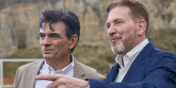 El presidente de la Conmebol, Alejandro Domínguez (d), participa junto al ganador de las elecciones presidenciales en Bolivia, Rodrigo Paz Pereira, durante un evento por el centenario de la Federación Boliviana de Fútbol (FBF) este lunes, en La Paz (Bolivia). EFE/Gabriel Márquez