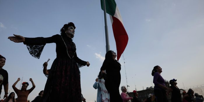 El Gobierno de la Ciudad de México celebró este viernes una fiesta comunitaria con música, actuaciones y bailes para mandar un mensaje de "amor" a través de un evento de preparación para el Mundial de Fútbol de este año, el cual pidieron fuera un torneo "sin fronteras" y de unión entre los distintos países. Imagen de archivo. EFE/ José Mendez
