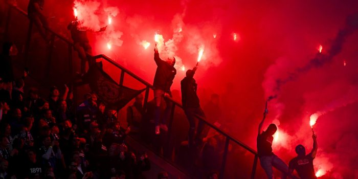 Aficionados del Club Brujas, con bengalas durante la final de la Copa Bélgica entre su equipo y el Anderlecht, en Bruselas (Bélgica). EFE/EPA/Frederic Sierakowski