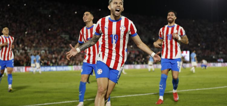 El mediapunta Julio Enciso celebra el gol de penalti que selló este jueves en el estadio asunceno Defensores del Chaco el triunfo de Paraguay por 2-0 sobre Uruguay en la decimoquinta fecha de las eliminatorias sudamericanas del Mundial. EFE/ Juan Pablo Pino