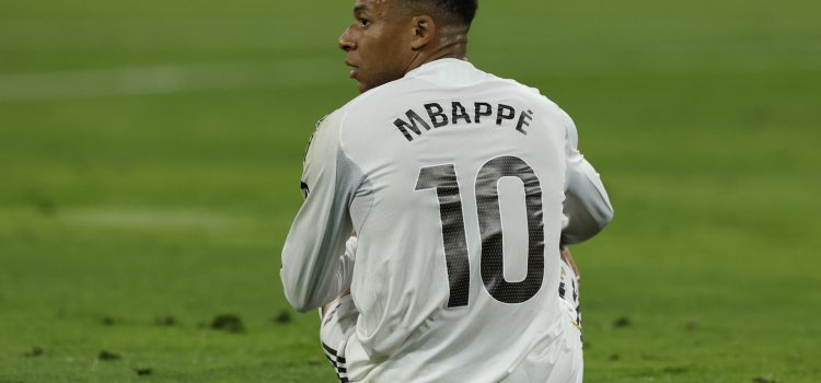 Kylian Mbappé, durante el encuentro correspondiente a la jornada 32 de Laliga que disputó el pasado viernes, contra el Betis, en el estadio de La Cartuja, en Sevilla. EFE/Julio Muñoz