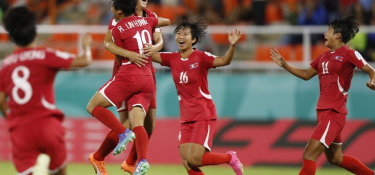 Jugadoras de Corea del Norte celebran un gol de Un-Hyang Ro en un partido por la semifinal de la Copa Mundial Femenina sub-17. EFE/ Diana Sánchez