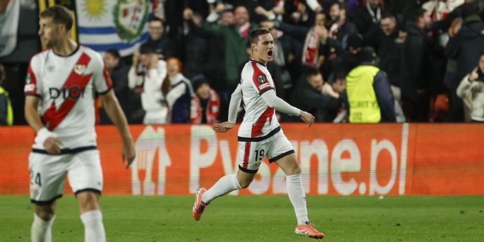 El delantero del Rayo Jorge de Frutos (d) celebra tras marcar el segundo gol ante el Lech Poznan, durante el partido de la Liga Conferencia que Rayo Vallecano y Lech Poznan disputan este jueves en el estadio de Vallecas, en Madrid. EFE/Juanjo Martín