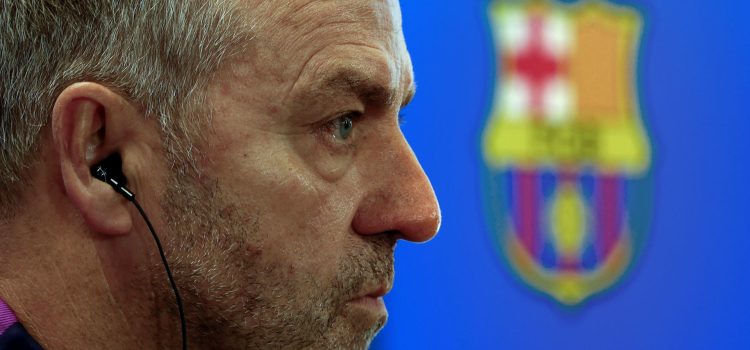 El entrenador del FC Barcelona, Hansi Flick, durante la rueda de prensa posterior al entrenamiento que el equipo azulgrana ha realizado este sábado. EFE/Alberto Estévez