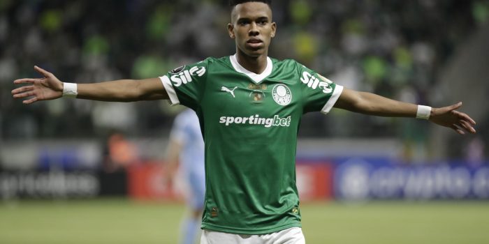 Estêvão Willian (i), de Palmeiras, celebra un gol en un partido de la fase de grupos de la Copa Libertadores entre Palmeiras y Sporting Cristal en el estadio Allianz Parque en Sao Paulo (Brasil). EFE/ Sebastiao Moreira