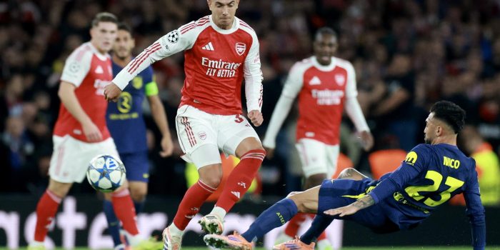 LMartin Zubimendi (I), del Arsenal, y Nicolas Gonzalez, del Atlético, durante el partido de la UEFA Champions League que han jugado Arsenal FC y Atletico Madrid, en Londres, Reino Unido. EFE/EPA/NEIL HALL