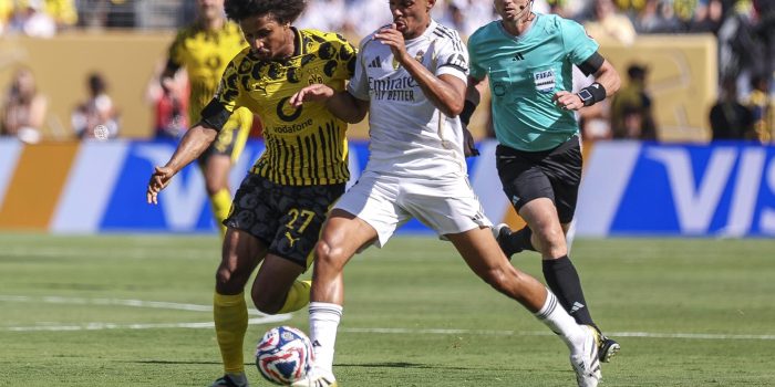 Trent Alexander-Arnold del Real Madrid (c) en acción contra Karim Adeyemi del Borussia Dortmund (i) durante el partido de la Copa Mundial de Clubes de la FIFA 2025 entre el Real Madrid C. F. y el Borussia Dortmund en el MetLife Stadium en East Rutherford, Nueva Jersey, EE. UU. EFE/EPA/SARAH YENESEL