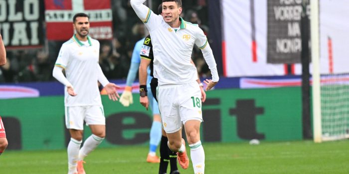 El delantero argentino del Roma Matías Soule celebra su gol ante el Cremonese, el pasado domingo, en el partido de la Serie A disputado en el estadio Giovanni Zini de Cremona. EFE/EPA/Gianluca Ricci