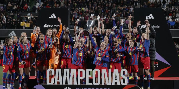 Las jugadoras del FC Barcelona celebran su victoria en la final de la Supercopa de España que han disputado FC Barcelona y Real Madrid en el estadio Castalia de Castellón. EFE/Manuel Bruque.