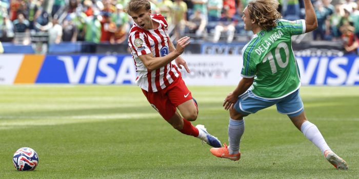 Pedro de la Vega (d), del Seattle Sounders, hace una zancadilla a Pablo Barrios (i), del Atlético de Madrid, durante el partido del grupo B de la Copa Mundial de Clubes de la FIFA 2025 en el Lumen Field de Seattle (Washington, EE. UU.). EFE/JOHN G. MABANGLO
//////////
SEATTLE (United States), 20/06/2025.- Seattle Sounders' Pedro De La Vega (R) trips up Atletico Madrid's Pablo Barrios (L) during the FIFA Club World Cup 2025 Group B match between Seattle Sounders and Atletico Madrid at Lumen Field in Seattle, Washington, USA, 19 June 2025. (Mundial de Fútbol) EFE/EPA/JOHN G. MABANGLO