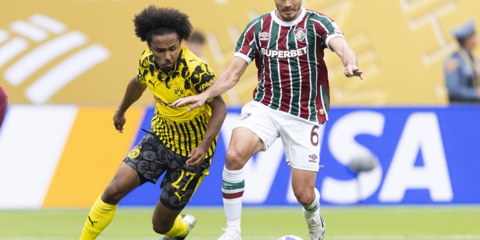 Karim Adeyemi (I), del Borussia Dortmund, y René (D), del Fluminense, en acción durante el partido por la Copa Mundial de Clubes de la FIFA 2025 en East Rutherford (Nueva Jersey, EE. UU.). EFE/JUSTIN LANE