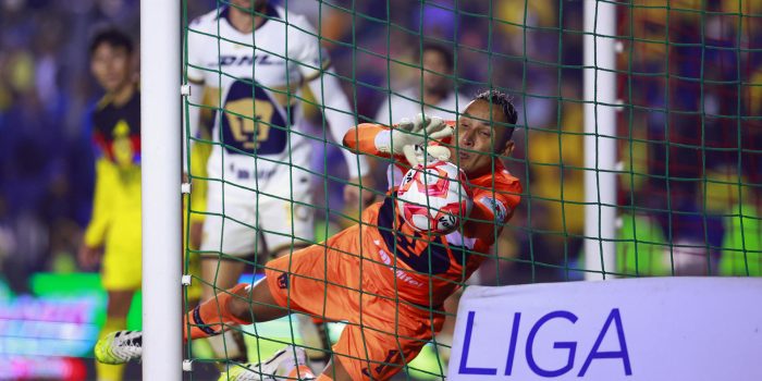 Keylor Navas de Pumas recibe un gol este sábado, en un partido de la jornada 11 de la Liga MX entre América y Pumas en el estadio Ciudad de los Deportes, en Ciudad de México (México). EFE/ Sáshenka Gutiérrez