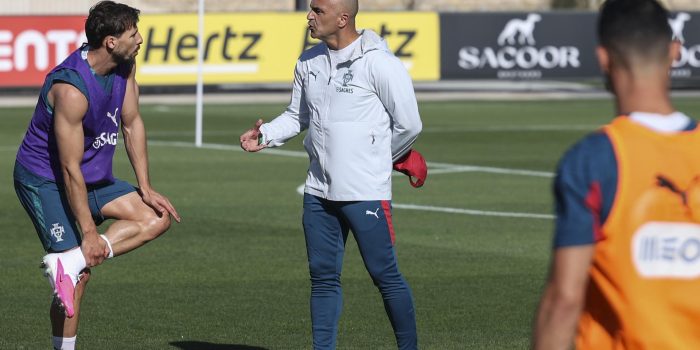 El internacional portugués Ruben Dias (i) y el seleccionador, el español Roberto Martínez (d), durante un entrenamiento el pasado 1 de junio. EFE/MIGUEL A. LOPES