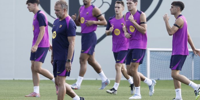 El entrenador del FC Barcelona, Hansi Flick, dirige el entrenamiento del equipo en la Ciudad Deportiva Joan Gamper en Sant Joan Despí (Barcelona) este sábado. EFE/ Andreu Dalmau